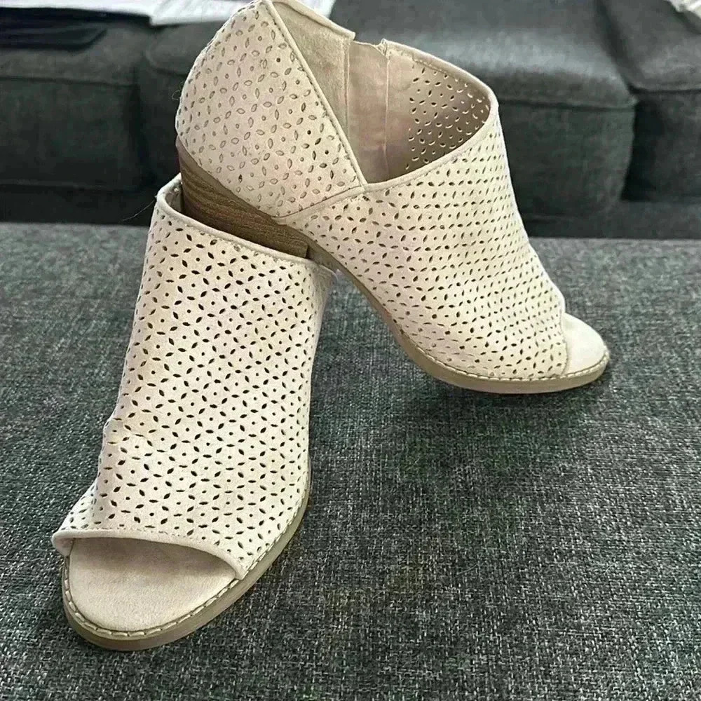Size 8.5 perforated beige open toed booties from DV8 by Dolce Vita - Picture 2 of 9